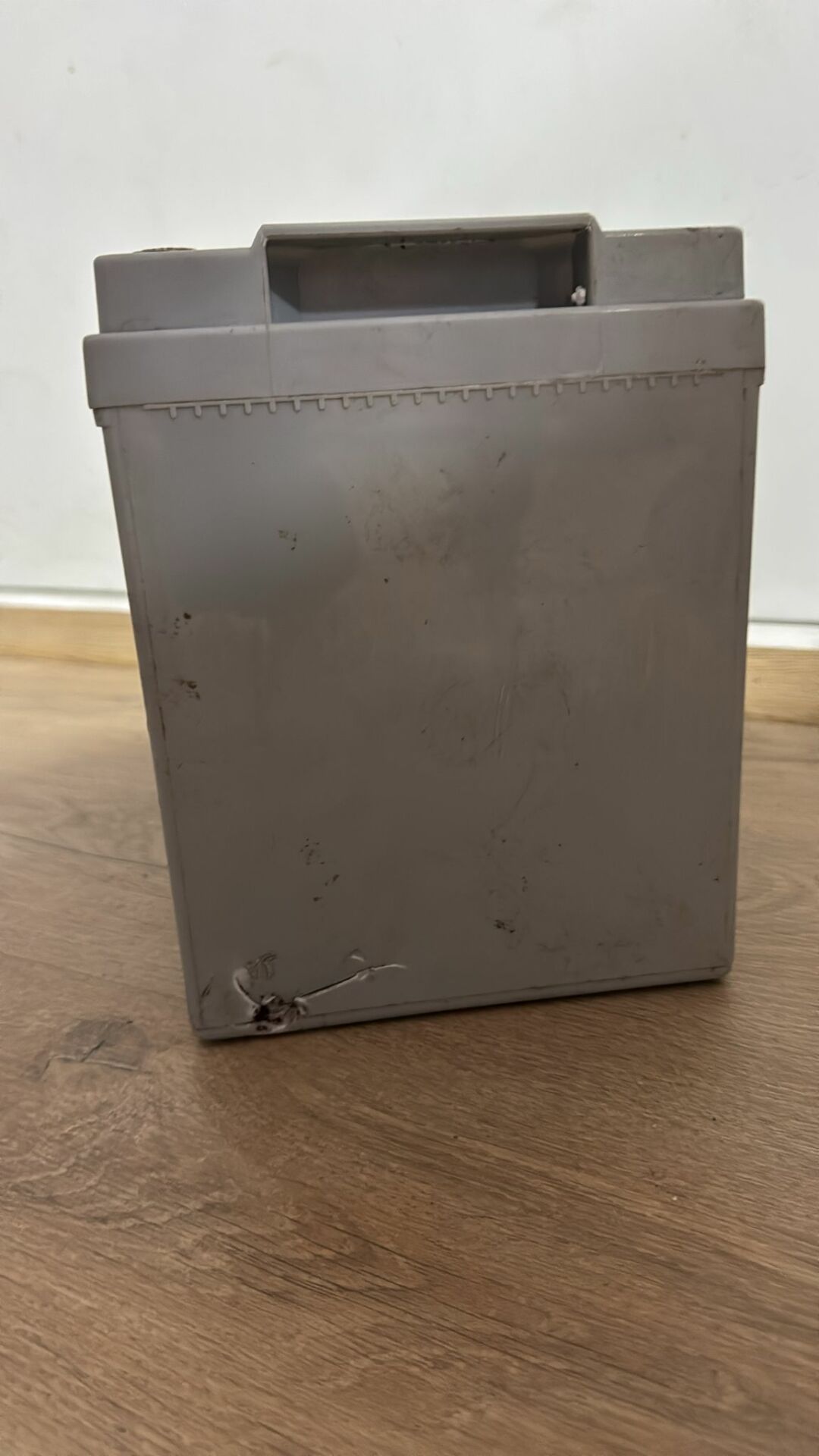 GDJN JN12V100 12 VOLT - 100 AMPER KARBON JEL AKÜ (325 X 170 X 220 MM)  RESİMLERDE MEVCUTTUR YANTARAFINDA KÜÇÜK ÇATLAK VARDIR KULLANIMA ZARARI YOKTUR ÜRÜN SIFIRDIR
